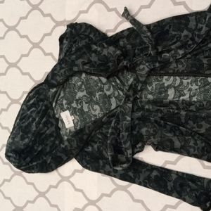 Nicole Miller velvet robe size small but fits up to a size large w large hood